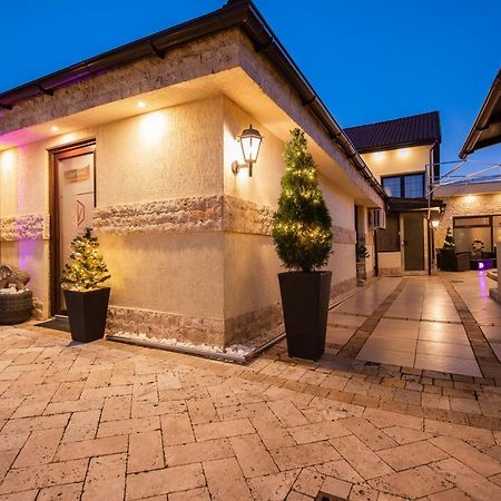 H & V Residence - Diamond Bungalow Apartment Arad Bagian luar foto