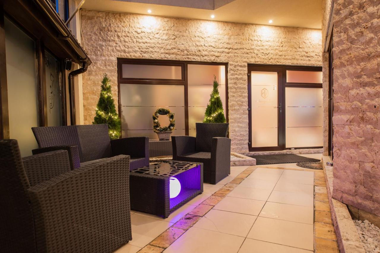 H & V Residence - Diamond Bungalow Apartment Arad Bagian luar foto