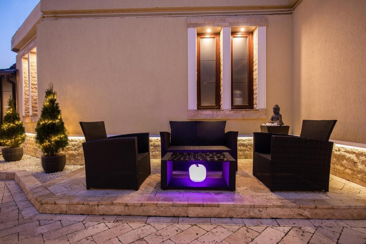 H & V Residence - Diamond Bungalow Apartment Arad Bagian luar foto