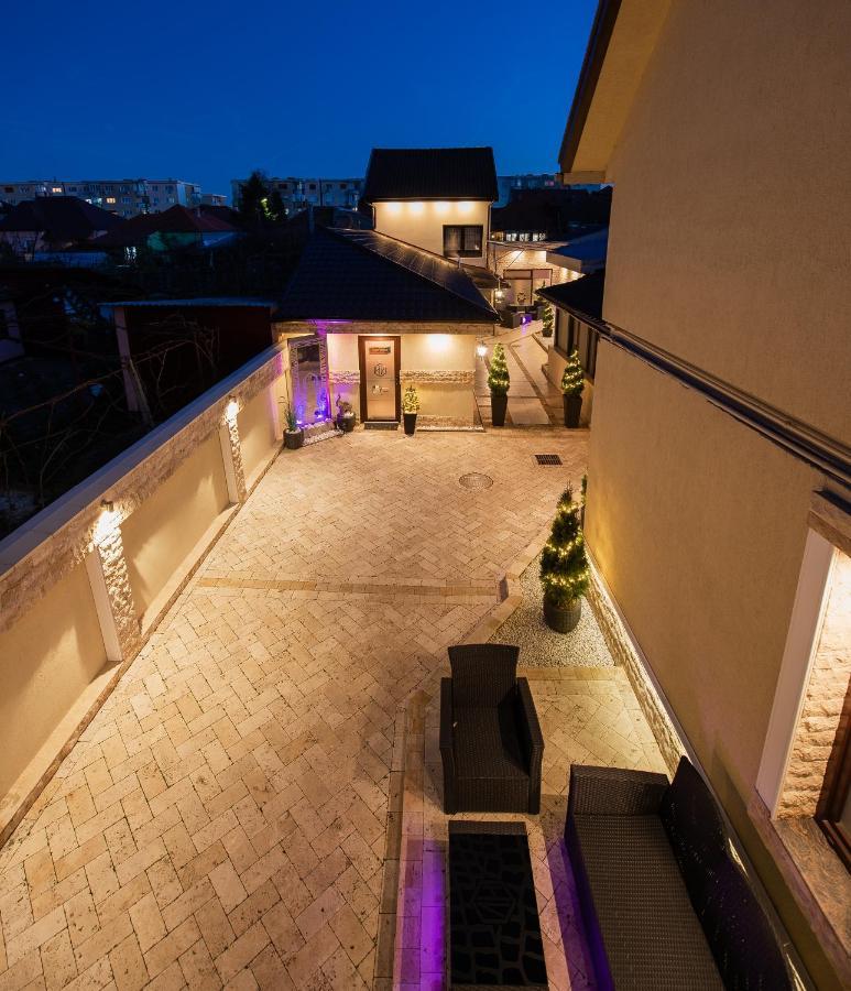 H & V Residence - Diamond Bungalow Apartment Arad Bagian luar foto