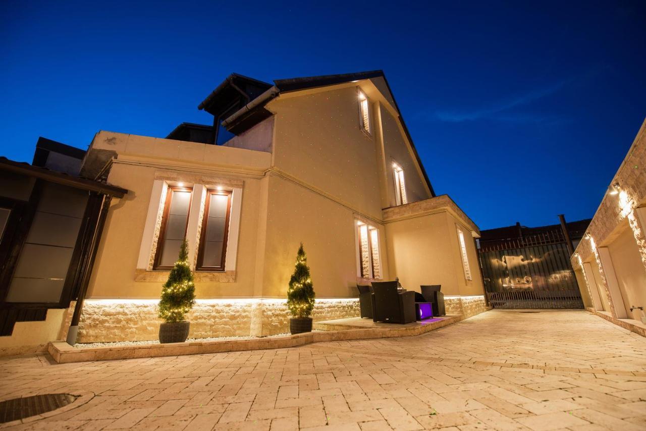 H & V Residence - Diamond Bungalow Apartment Arad Bagian luar foto