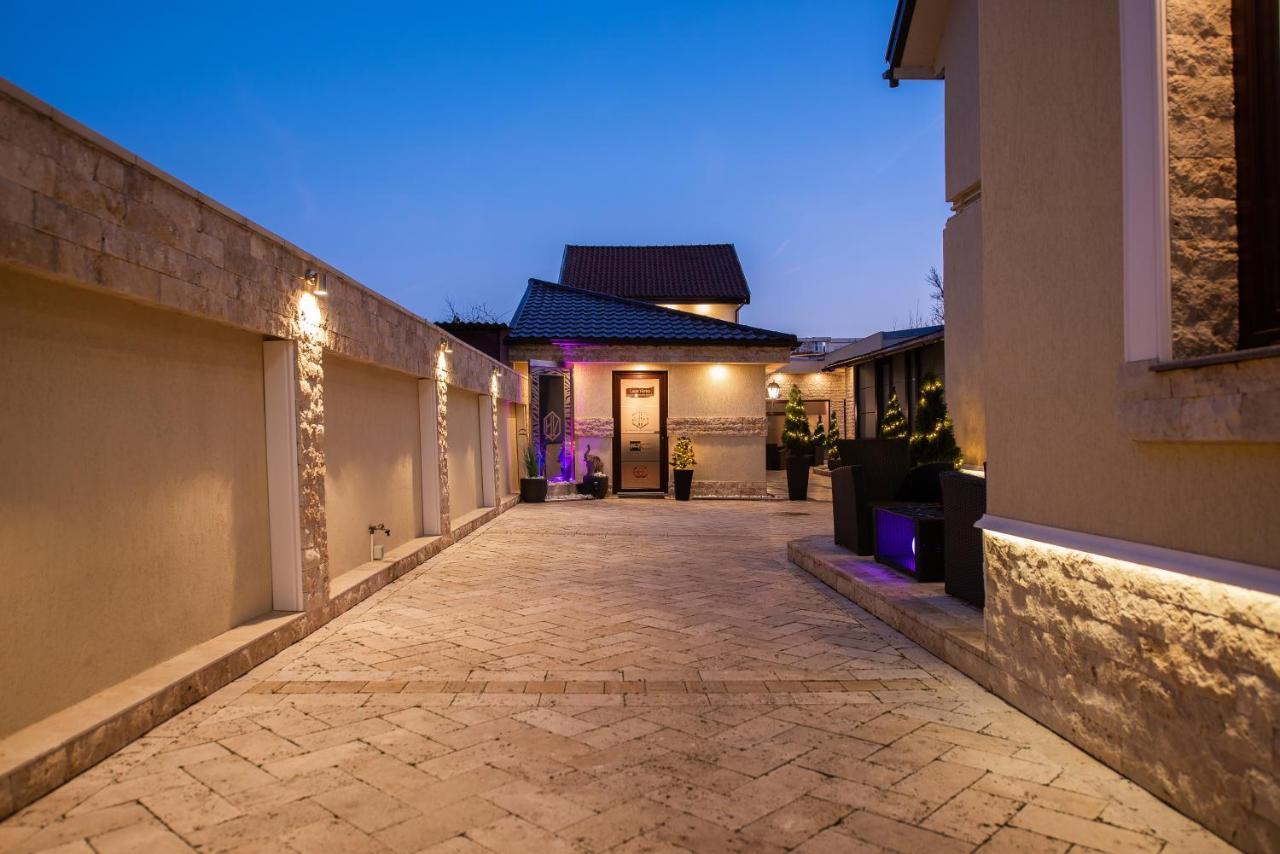 H & V Residence - Diamond Bungalow Apartment Arad Bagian luar foto