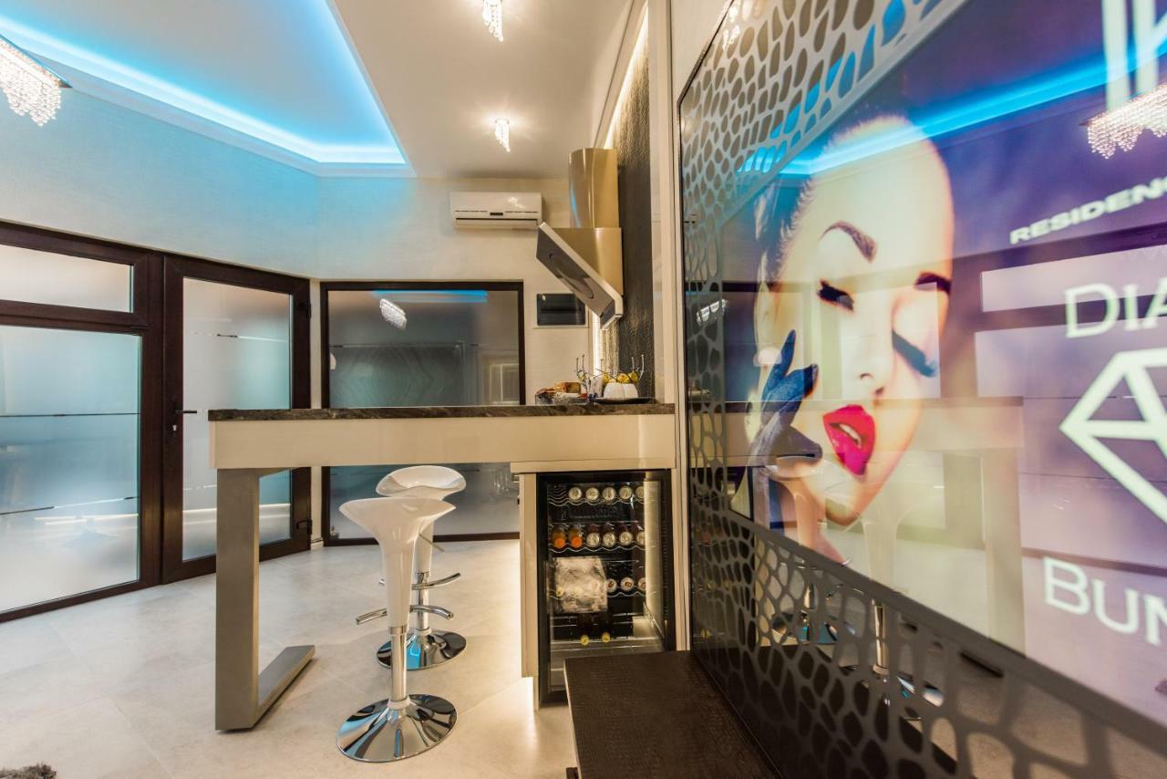 H & V Residence - Diamond Bungalow Apartment Arad Bagian luar foto
