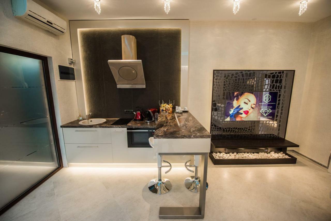 H & V Residence - Diamond Bungalow Apartment Arad Bagian luar foto