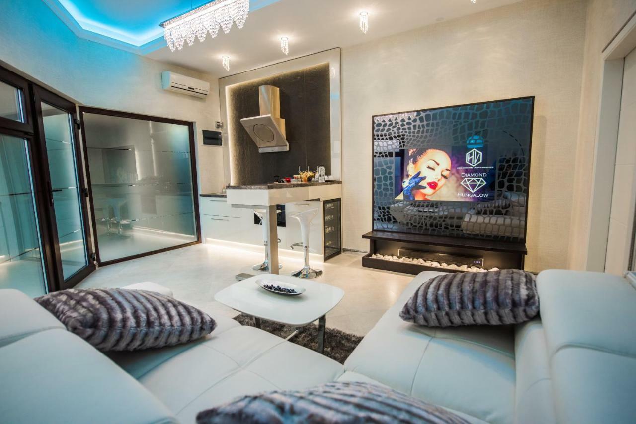 H & V Residence - Diamond Bungalow Apartment Arad Bagian luar foto