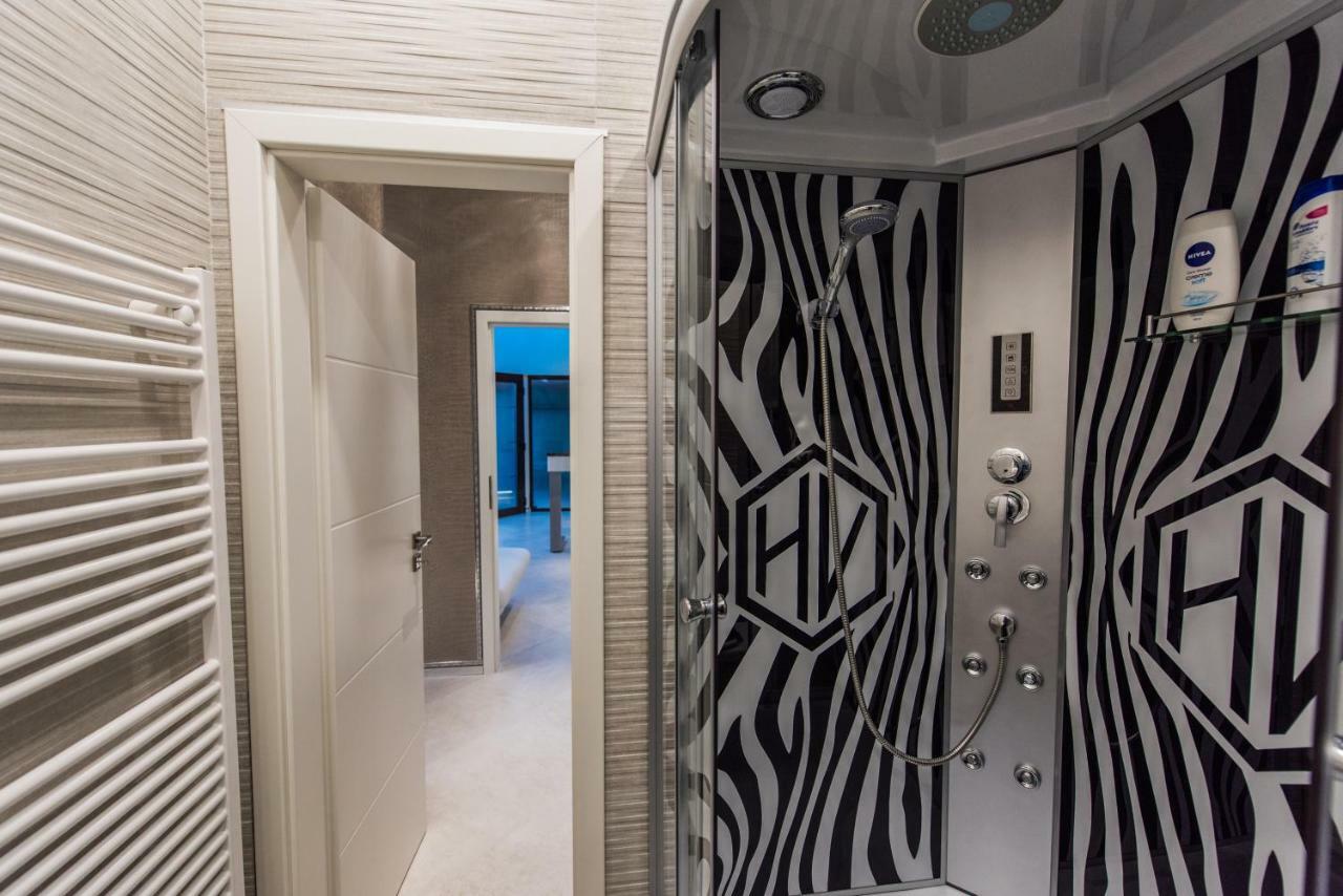 H & V Residence - Diamond Bungalow Apartment Arad Bagian luar foto