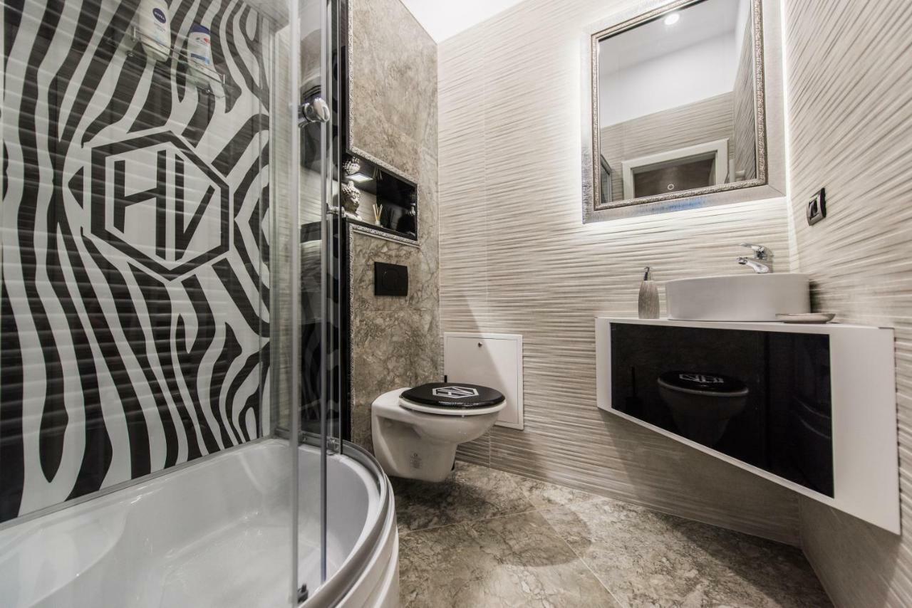 H & V Residence - Diamond Bungalow Apartment Arad Bagian luar foto