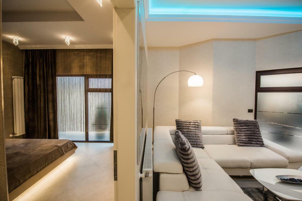 H & V Residence - Diamond Bungalow Apartment Arad Bagian luar foto