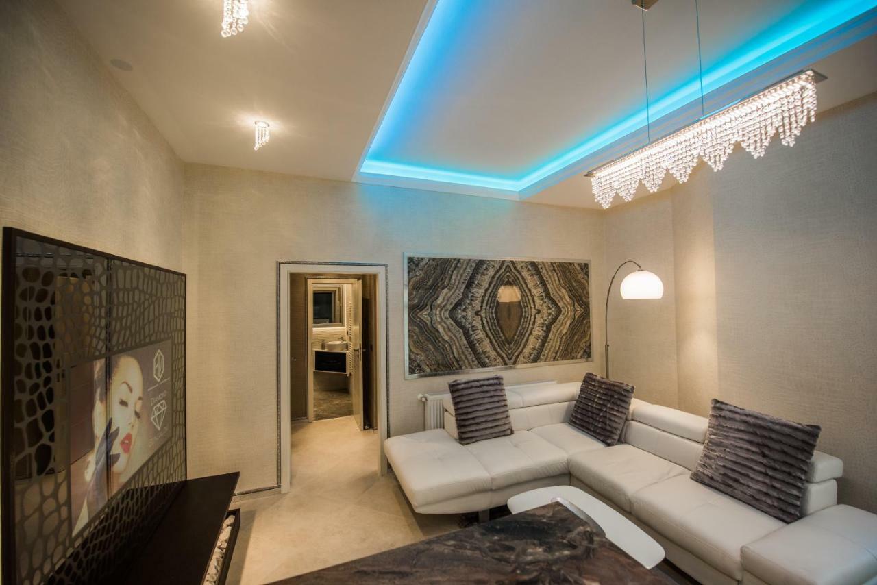 H & V Residence - Diamond Bungalow Apartment Arad Bagian luar foto