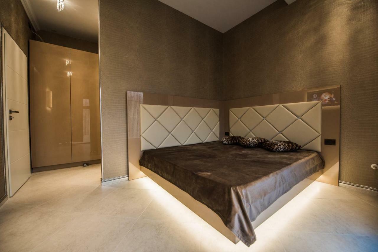 H & V Residence - Diamond Bungalow Apartment Arad Bagian luar foto