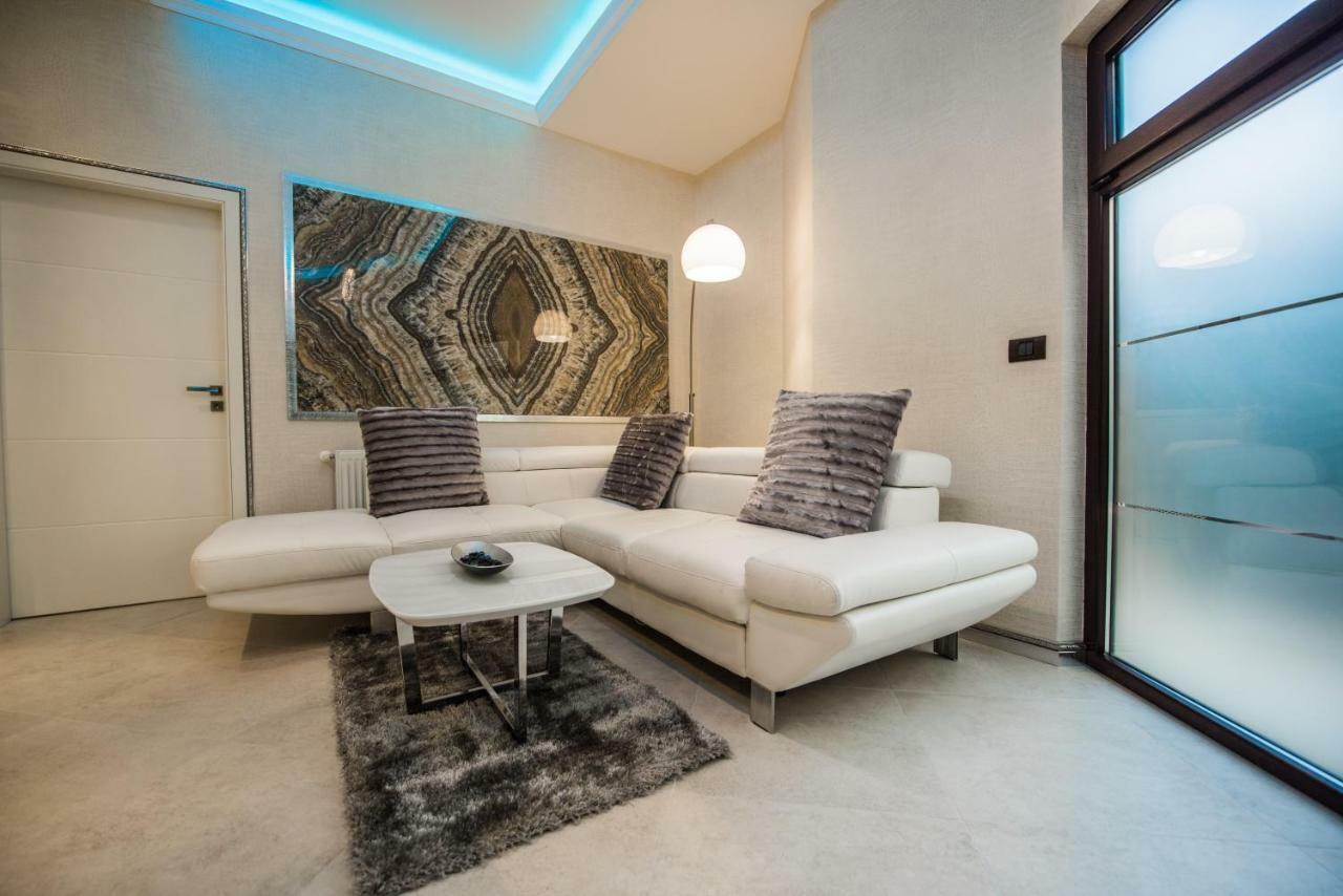 H & V Residence - Diamond Bungalow Apartment Arad Bagian luar foto
