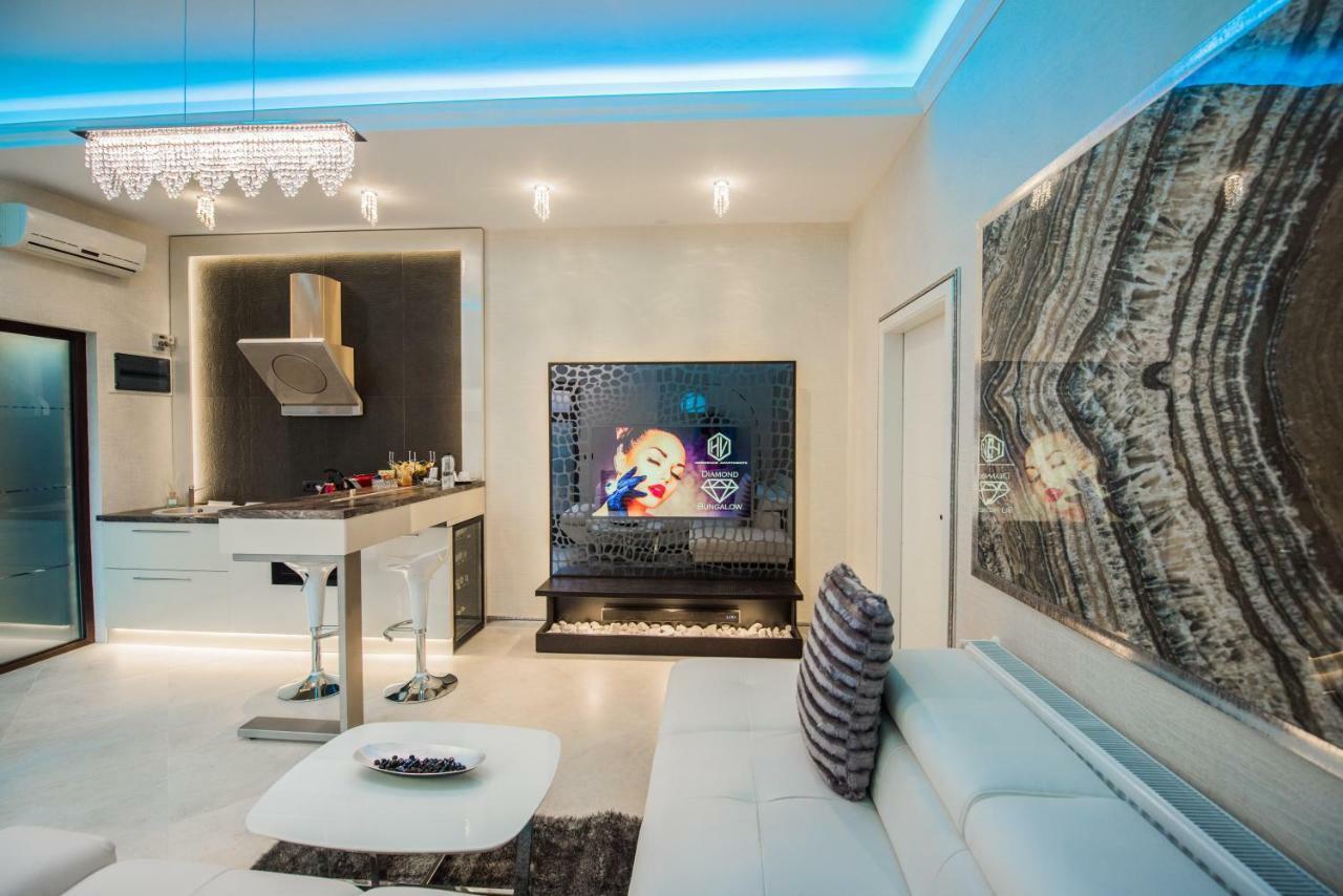 H & V Residence - Diamond Bungalow Apartment Arad Bagian luar foto